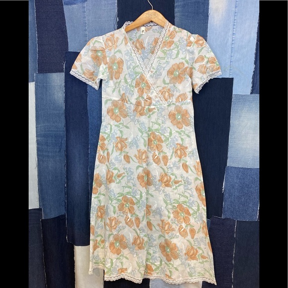 Vintage Night Gown w/Lace & Floral Pleated Sleeves - Picture 2 of 7